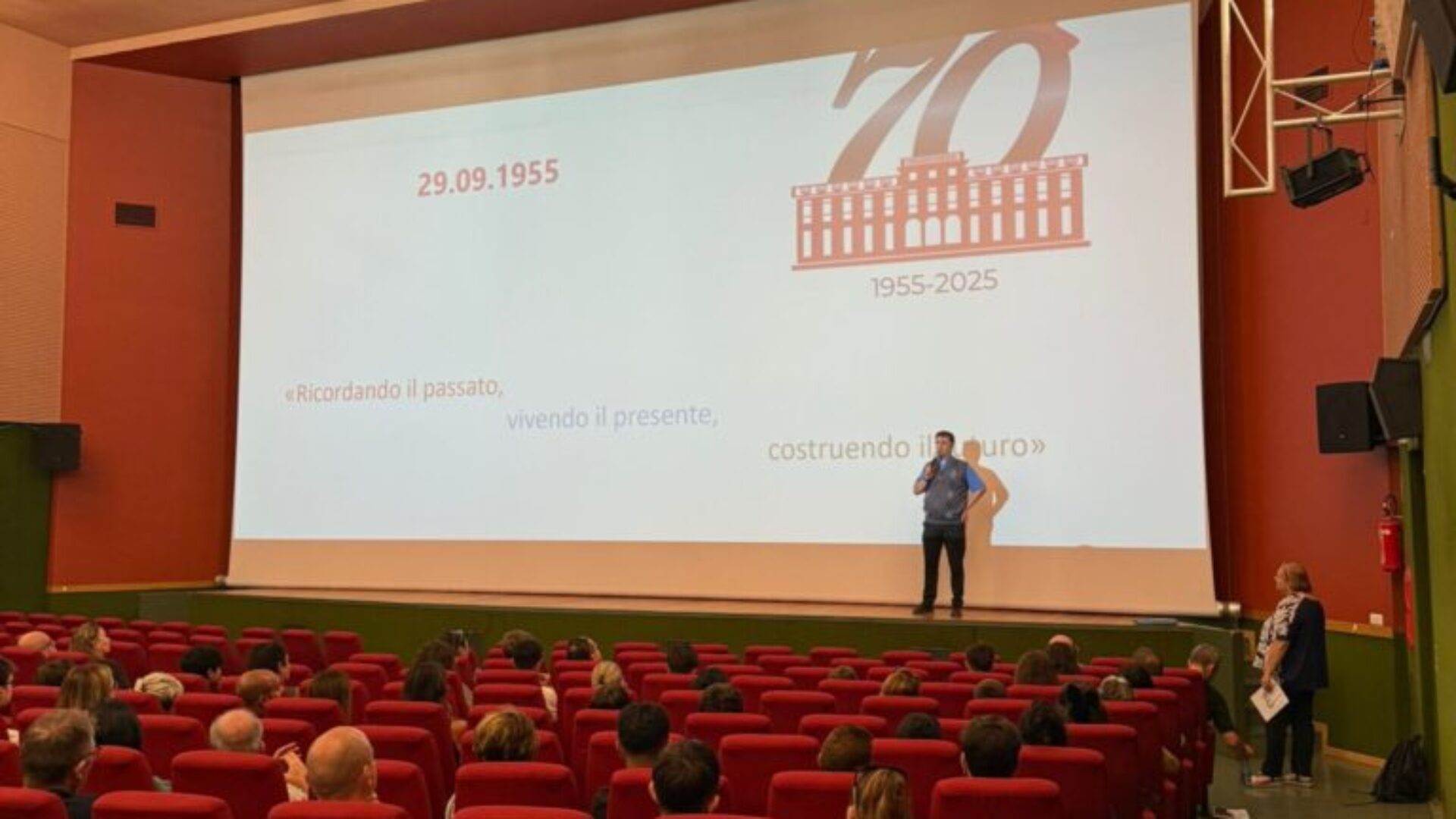 Incontro-in-teatro-con-gli-allievi-di-primo-anno-e-le-loro-famiglie