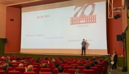 Incontro-in-teatro-con-gli-allievi-di-primo-anno-e-le-loro-famiglie