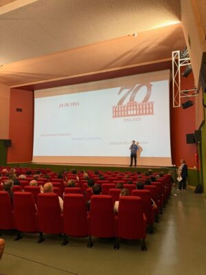 Incontro-in-teatro-con-gli-allievi-di-primo-anno-e-le-loro-famiglie